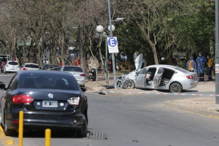 Parque Sarmiento: impactante choque entre dos autos, uno se estrelló contra un poste
