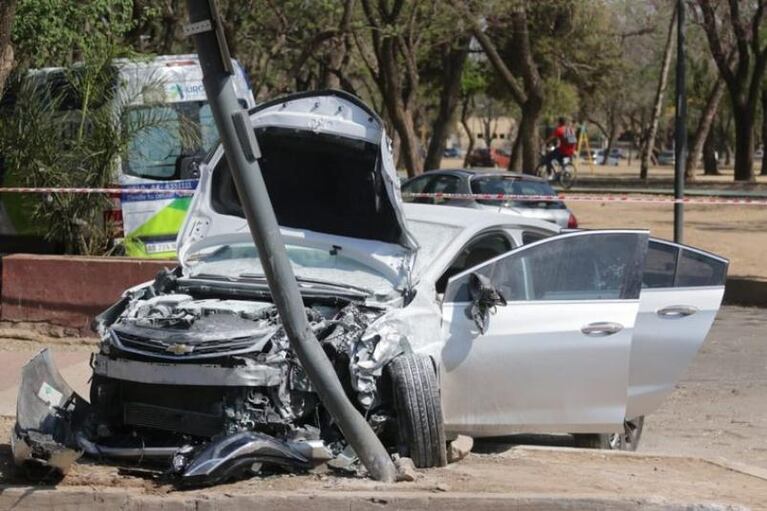 Parque Sarmiento: impactante choque entre dos autos, uno se estrelló contra un poste