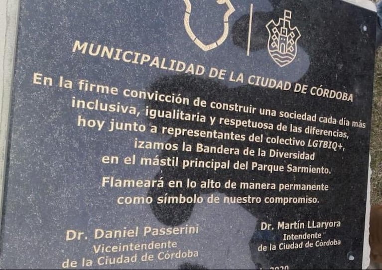 Parque Sarmiento: la respuesta de la Municipalidad tras la destrucción de la placa de la bandera LGBT