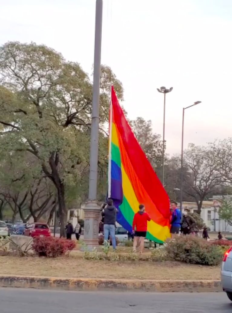 Parque Sarmiento: quisieron bajar la bandera LGBT izada por Llaryora y se enfrentaron