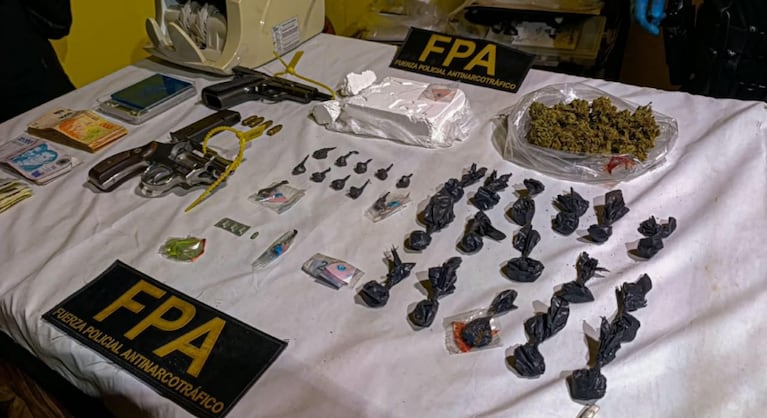 Parte de la droga secuestrada en los allanamientos.