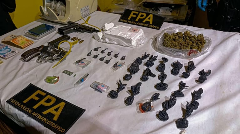 Parte de la droga secuestrada en los allanamientos.