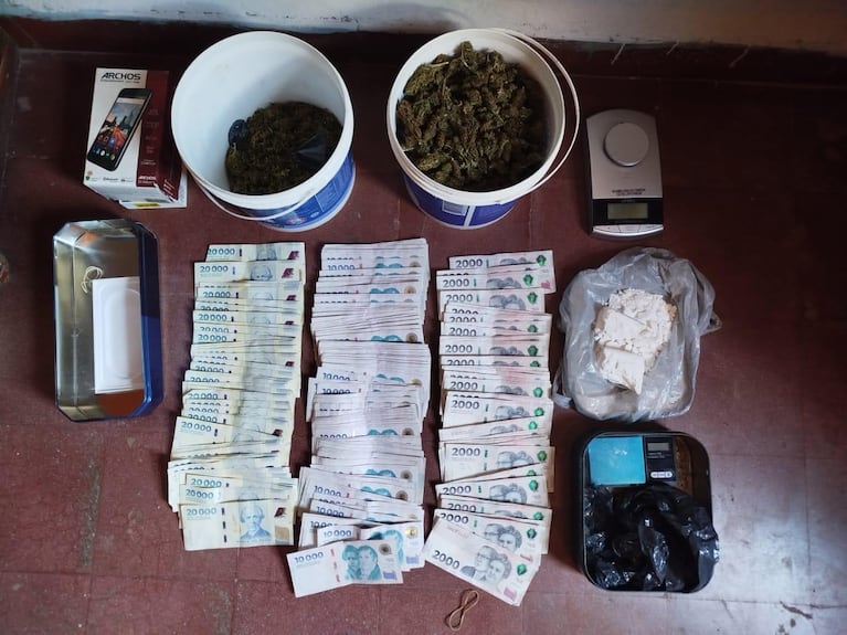 Parte de la droga y el dinero incautados durante el operativo en Vicuña Mackenna.