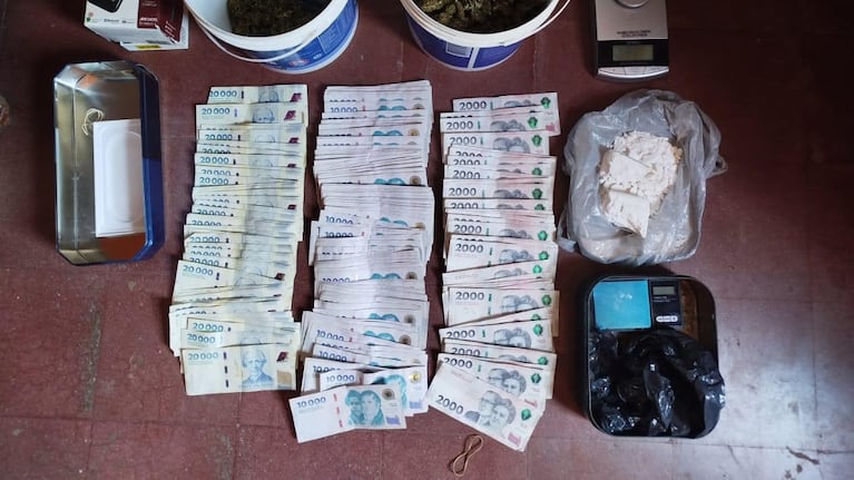 Parte de la droga y el dinero incautados durante el operativo en Vicuña Mackenna.