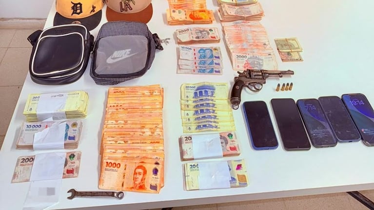 Parte de lo incautado en el procedimiento policial.