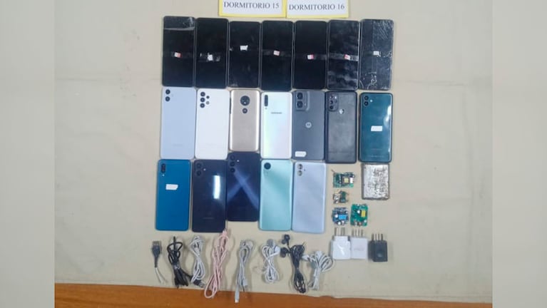Parte de los elementos incautados en un pabellón del penal.