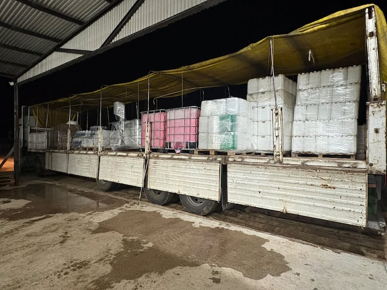 Parte de los más de 300 envases secuestrados durante el operativo.