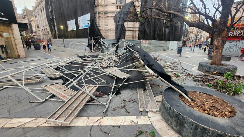 Parte de un andamio cayó en Rivera Indarte y Deán Funes. Foto: Julieta Pelayo / El Doce.