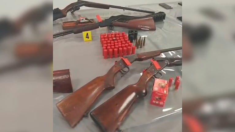 Parte del arsenal secuestrado en más de 120 allanamientos.