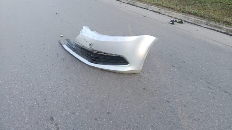 Parte del auto que atropelló a la mujer y liego se dio a la fuga.