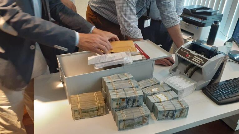 Parte del dinero hallado en el operativo.