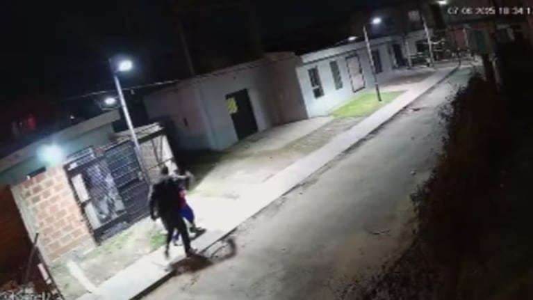 Parte del episodio quedó grabado por una cámara de seguridad.