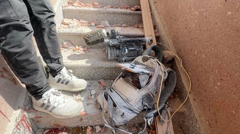 Parte del equipo de uno de los periodistas fallecidos en el bombardeo al Hospital Nasser de Khan Younis