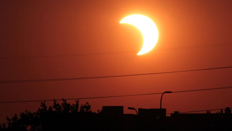 Parte del sol se oscurecerá al caer la tarde.