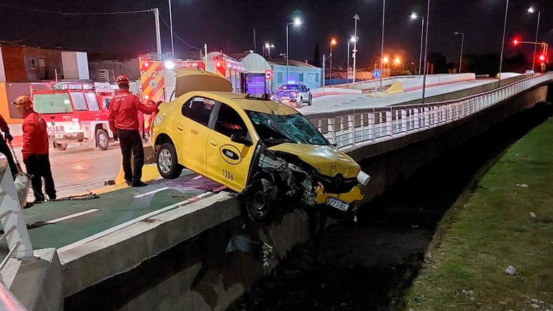 Parte del taxi quedó en el aire tras el fuerte impacto.