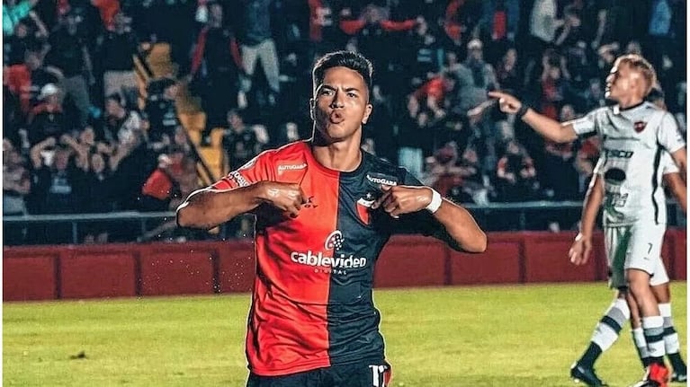 Pasado en Talleres y figura de Colón: quién es el delantero que presentó en público a su novio