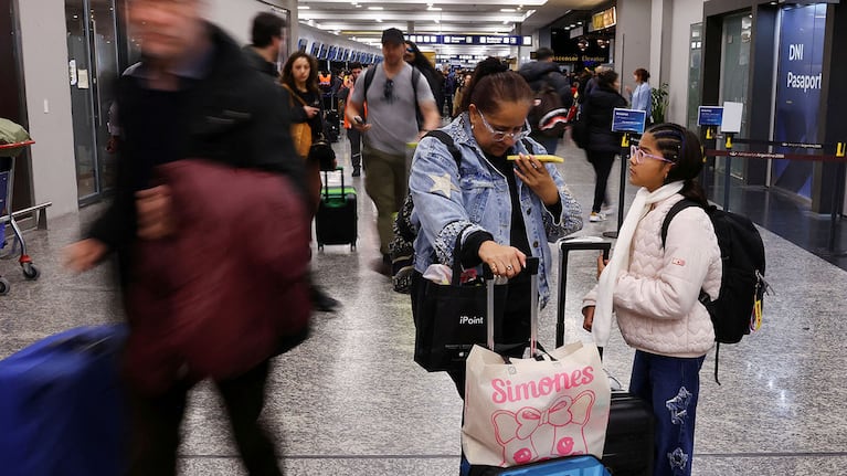 Pasajeros afectados por una medida de fuerza de Intercargo. Fuente: REUTERS/Agustin Marcarian