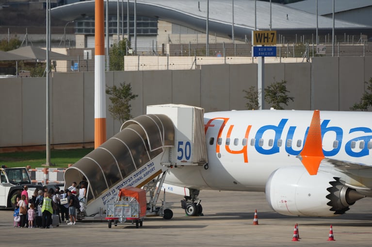 Pasajeros embarcan en un avión de FlyDubai en el Aeropuerto Internacional Ben Gurión, cerca de Tel Aviv, Israel, el miércoles 30 de septiembre de 2026. (Foto AP/Ariel Schalit)
