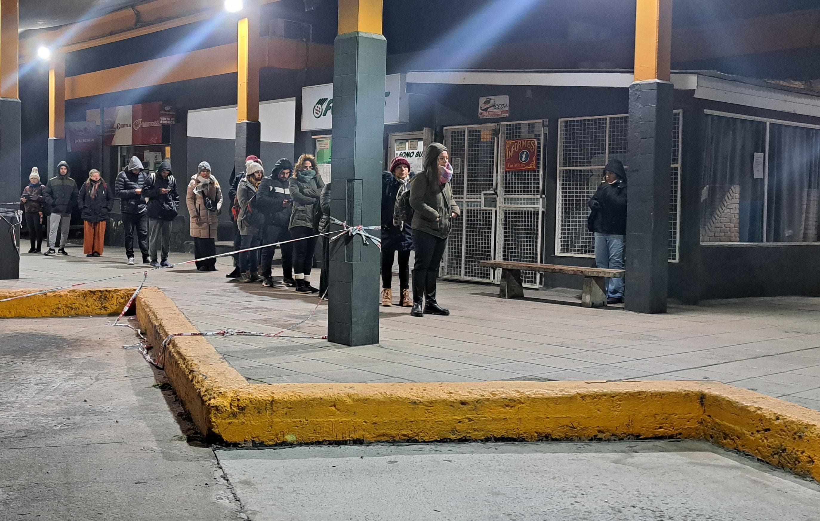 Pasajeros hacen fila para tomar el colectivo. Por: Juan Pablo Lavisse / El Doce.