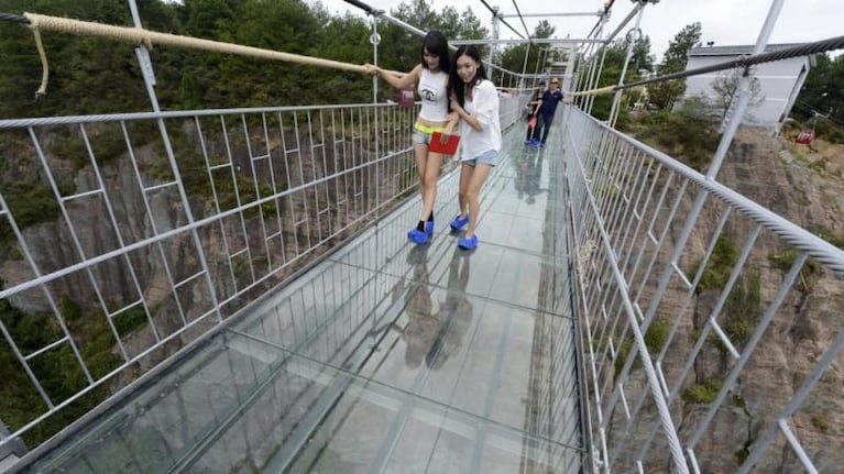 Pasarela de cristal se rompe mientras caminas 