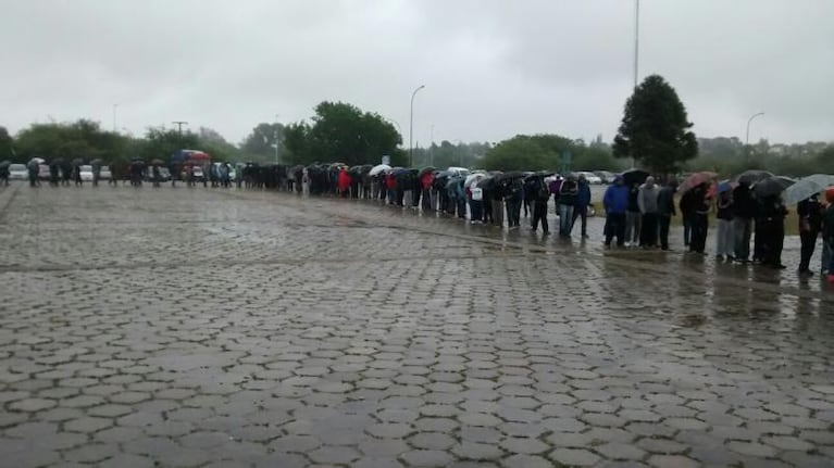 Pasaron la noche bajo la lluvia para ver a Boca en Córdoba