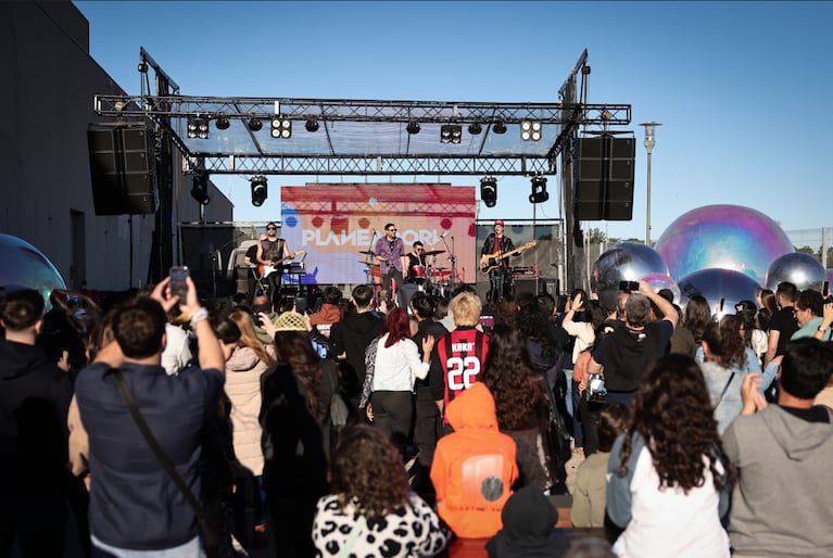 Paseo del Jockey celebró la primavera con moda, música y descuentos en una nueva edición del Sunset Parade