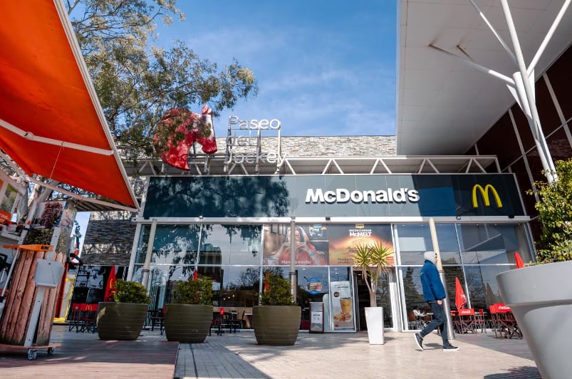 Paseo del Jockey reinaugura “El Cubo Rojo”, un espacio de arte para la comunidad