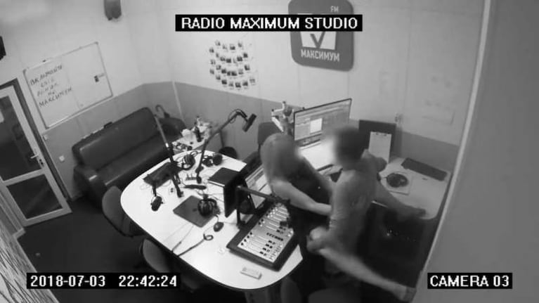 Pasión en la radio: tuvieron sexo en el estudio y la cámara de seguridad los escrachó