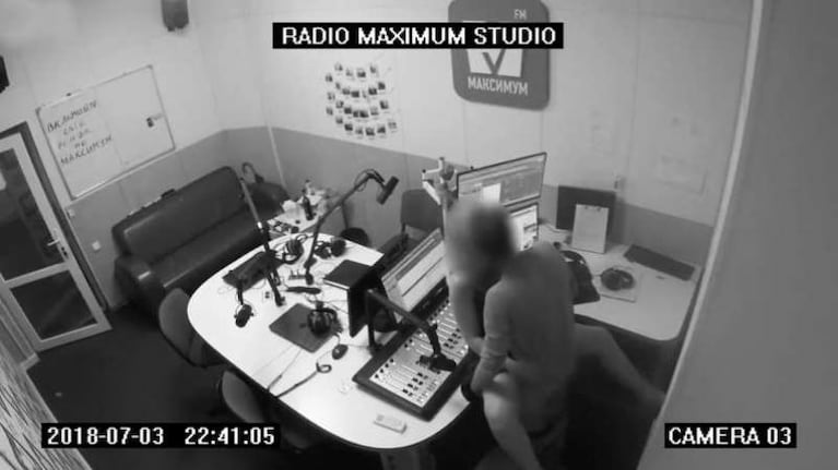 Pasión en la radio: tuvieron sexo en el estudio y la cámara de seguridad los escrachó