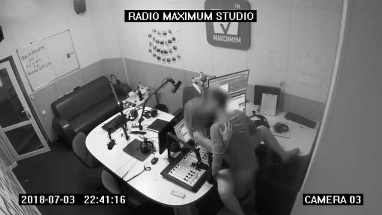 Pasión en la radio: tuvieron sexo en el estudio y la cámara de seguridad los escrachó