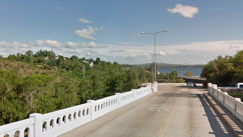 Paso peatonal del puente del vertedero del Dique de Embalse. 