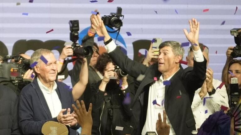 Passerini festejó el triunfo junto a Schiaretti y Llaryora. Foto: Lucio Casalla / El Doce.