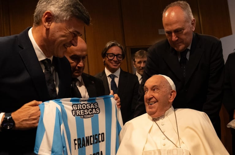 Passerini se reunió con el Papa Francisco: las fotos, los regalos y la invitación a Córdoba