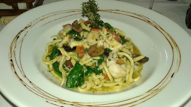 Pasta italiana, el plato principal de una servilleta con tonada.