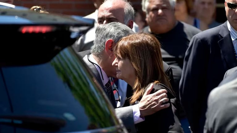 Patricia Bullrich en el velorio de Umma Aguilar, la hija de su custodio que fue asesinada.