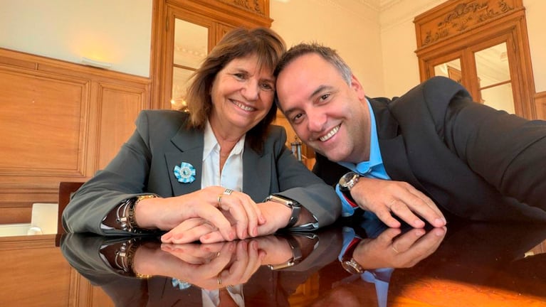 Patricia Bullrich junto a Manuel Adorni.