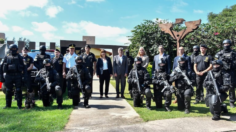 Patricia Bullrich visitó la base de la Fuerza Policial Antinarcotráfico.