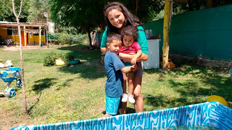 Patricio, junto a su hermana y su madre en el lugar del milagro. / Foto: El Doce