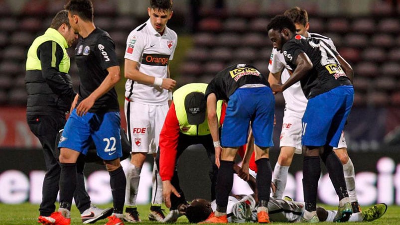 Patrick Ekeng se desplomó a los 70 minutos del partido.