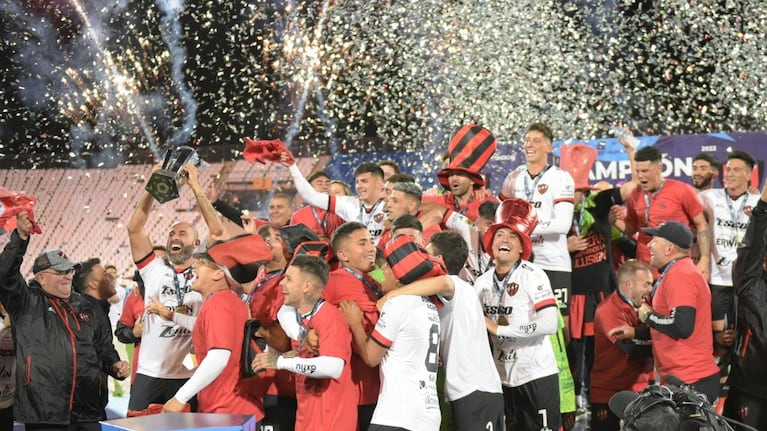 Patronato salió campeón y Belgrano lo felicitó. Foto: Lucio Casalla/El Doce.