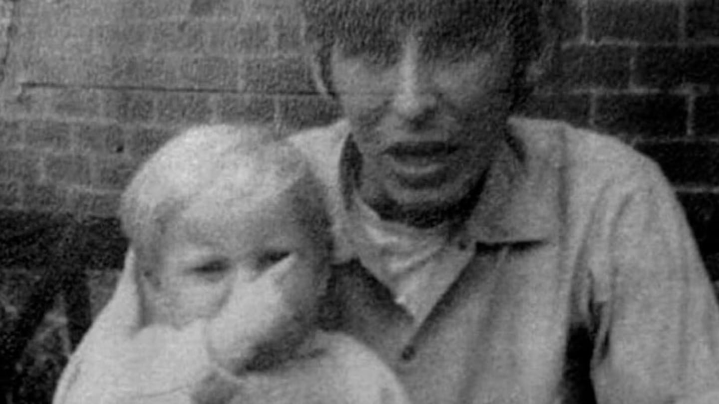Paul cuando tenía un año, sobre la falda de su padrastro David Dearlove.