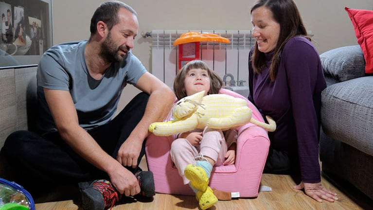 Paula, en su casa junto a sus padres. Foto: Diario El País. 