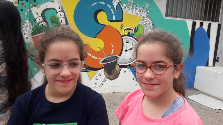 Paula y Federica en la campaña de Octubre Rosa en el año 2022.