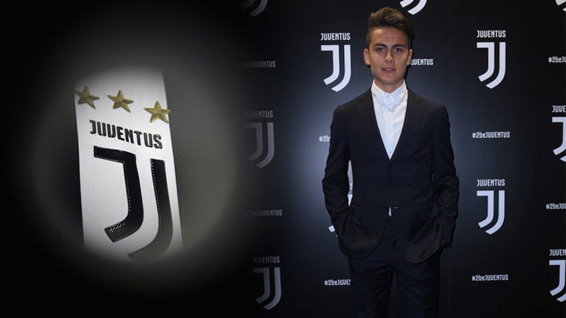 Paulo Dybala, de negro y blanco como el nuevo logo de la Juve.