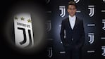 Paulo Dybala, de negro y blanco como el nuevo logo de la Juve.