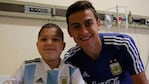 Paulo Dybala disfrutando de un hermoso momento en el Hospital de Niños.