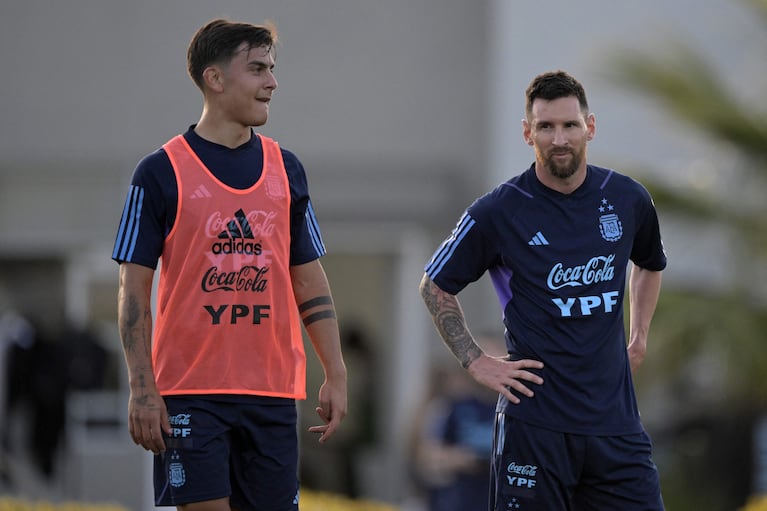 Paulo Dybala junto a Lionel Messi en el entrenamiento de la Selección argentina. (Foto: AFP)