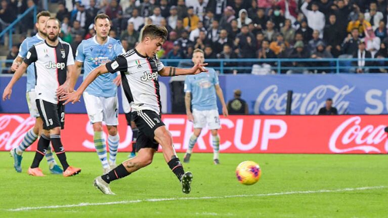 Paulo Dybala la empuja con derecha al fondo de la red. Foto: Juventus.
