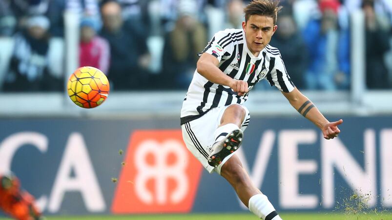 Paulo Dybala obsequió sus botines a Club Sportivo.