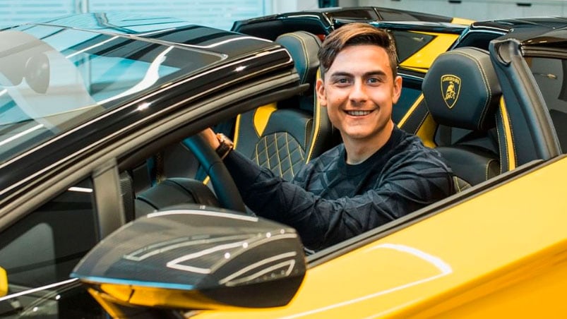 Paulo Dybala se luce en un Lamborghini amarillo.